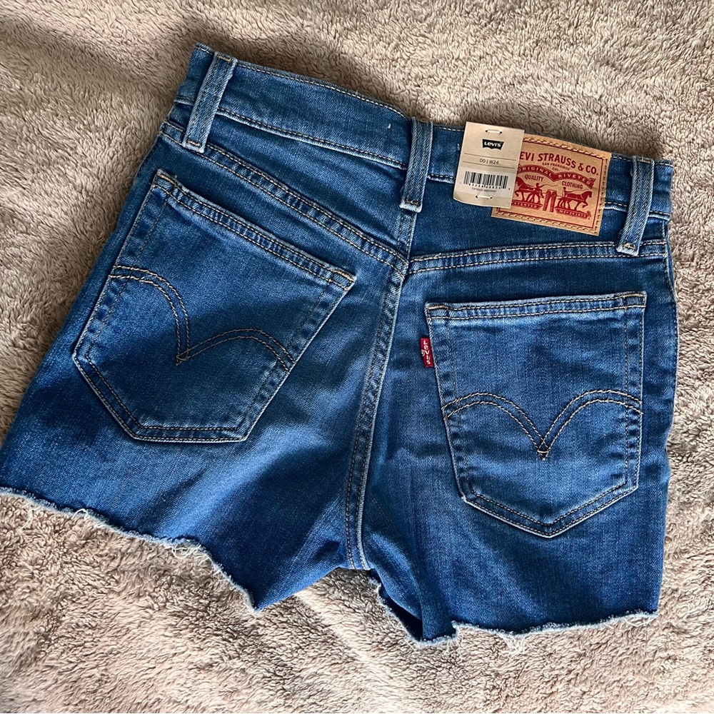 NWT LEVIS HIGH RISE SHORTS 24